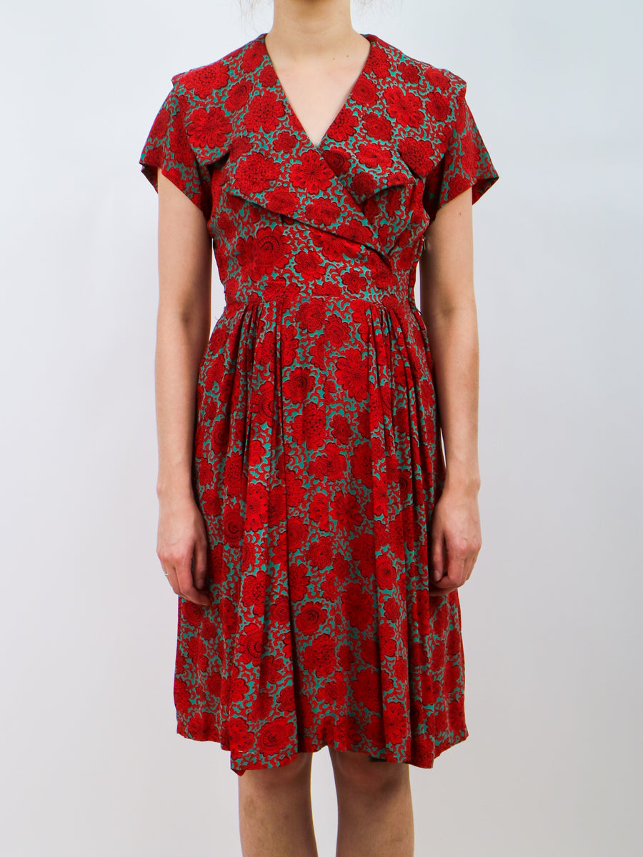 1950s red and green floral fit and flare dress with huge cape collar v Erin Templeton 1950s red and green floral fit and flare dress with huge cape collar v Erin Templeton