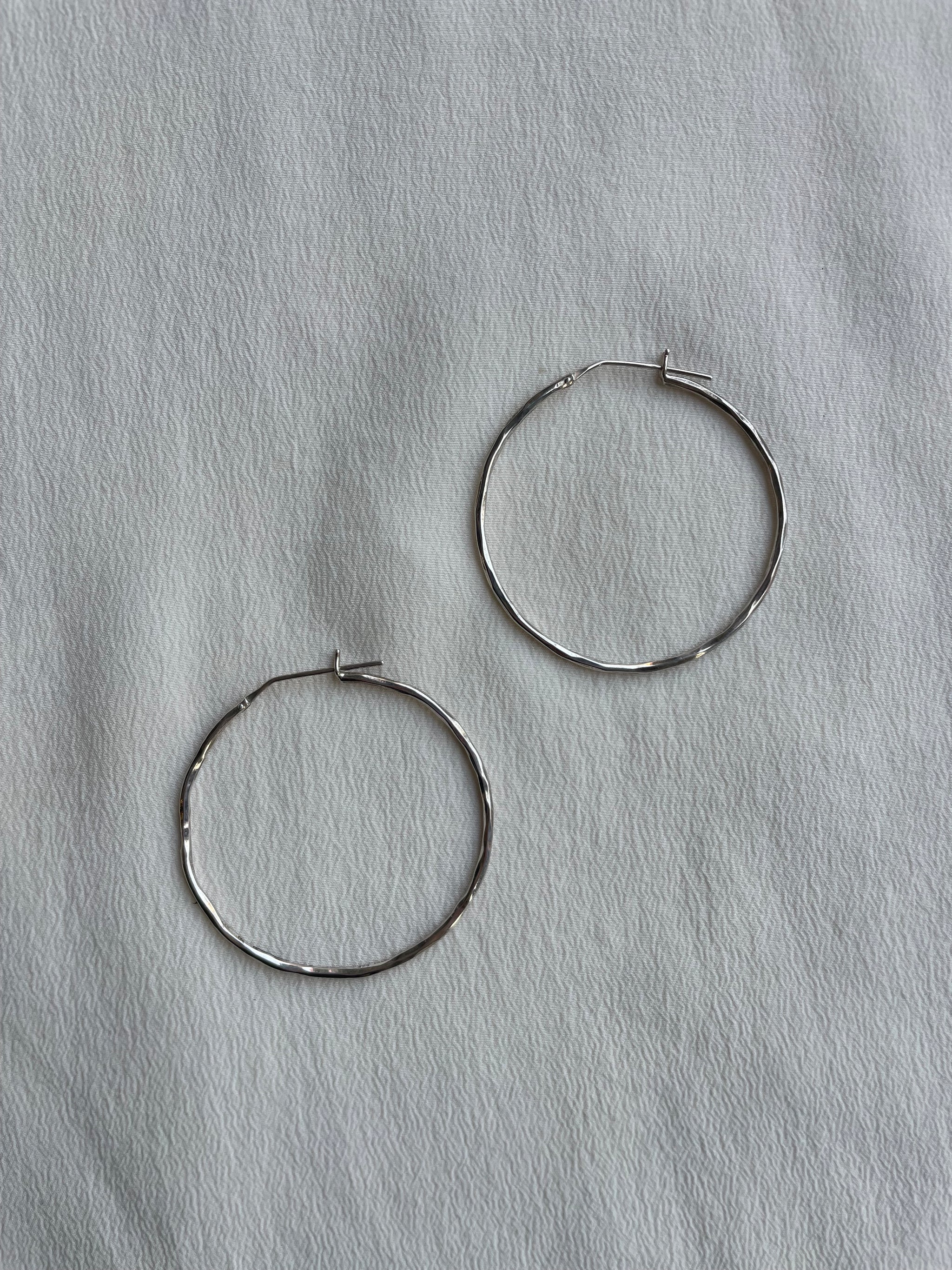 90s textured hammered silver hoop earrings E353 – Erin Templeton