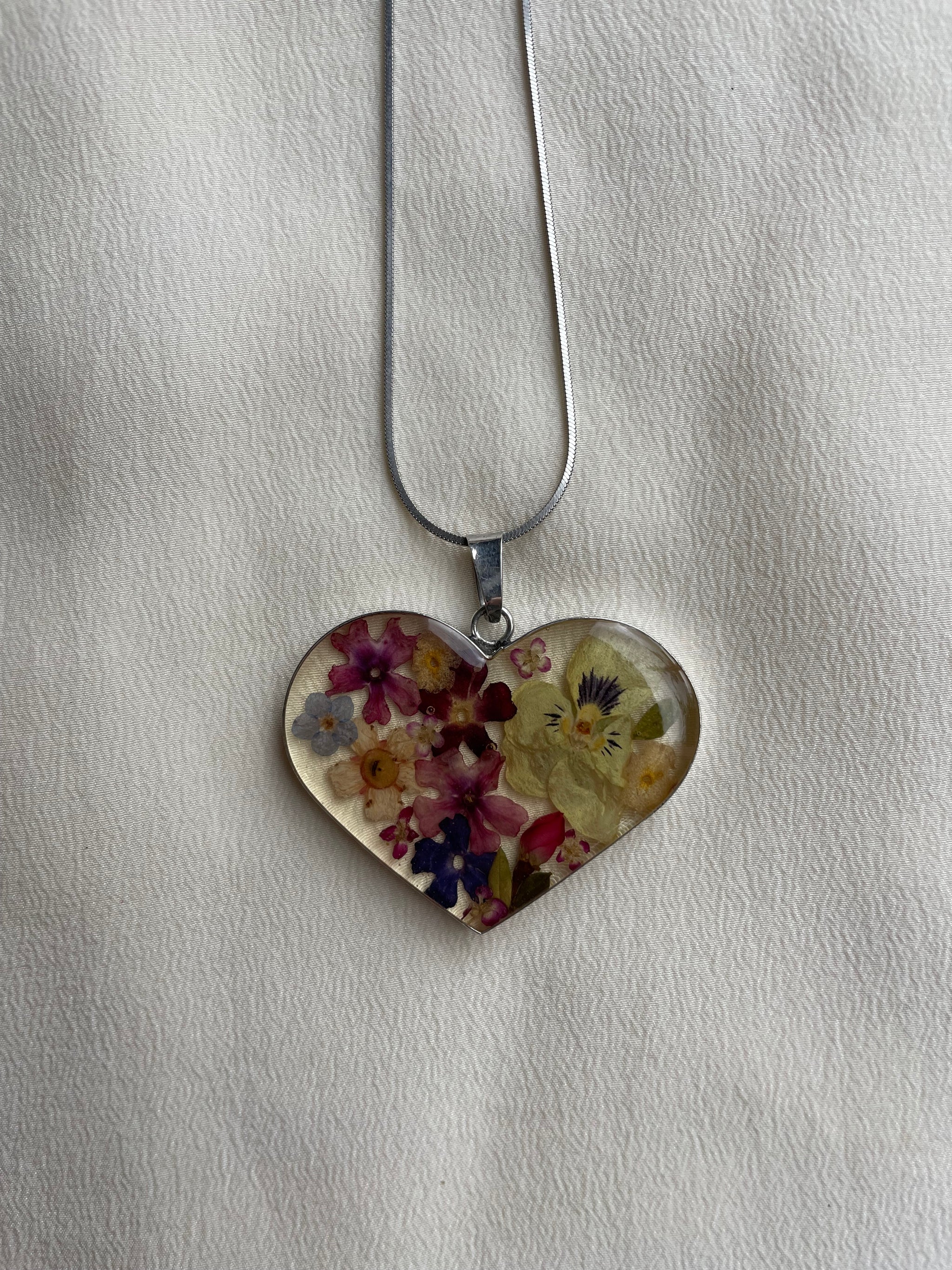 lucite/dried flowers heart pendant necklace N019 – Erin