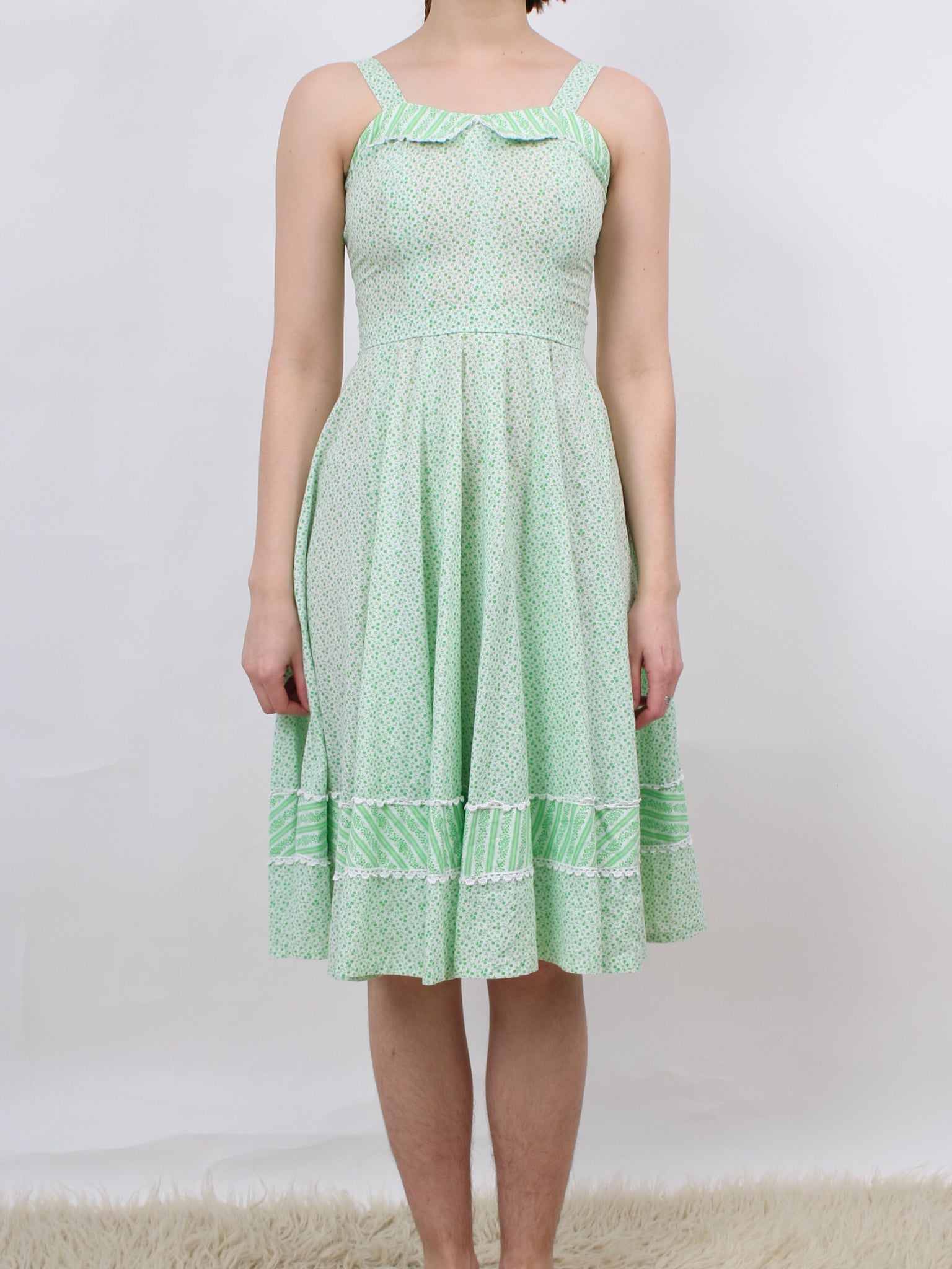 cute green floral 1970s dress V432 – Erin Templeton