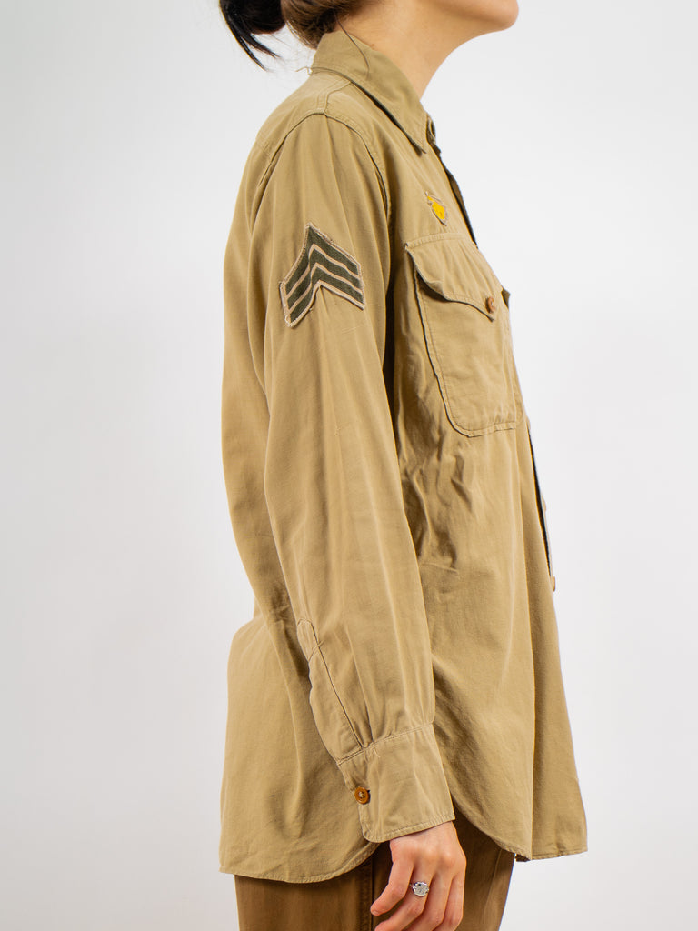 side view of khaki 1940's air force button down with two pockets on the chest showing the patch on the arm